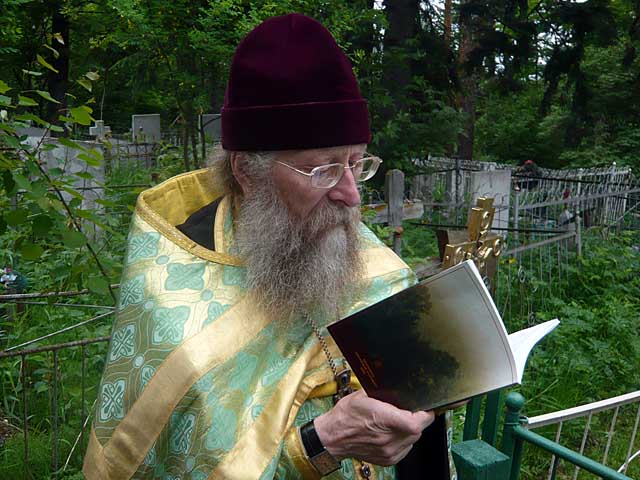 отец Геннадий Фаст читает канон святому праведному Даниилу Ачинскому